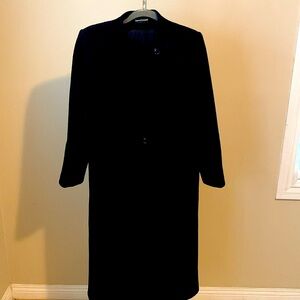 Beautiful long wool coat harve Benard. Lining is so soft and luxurious.